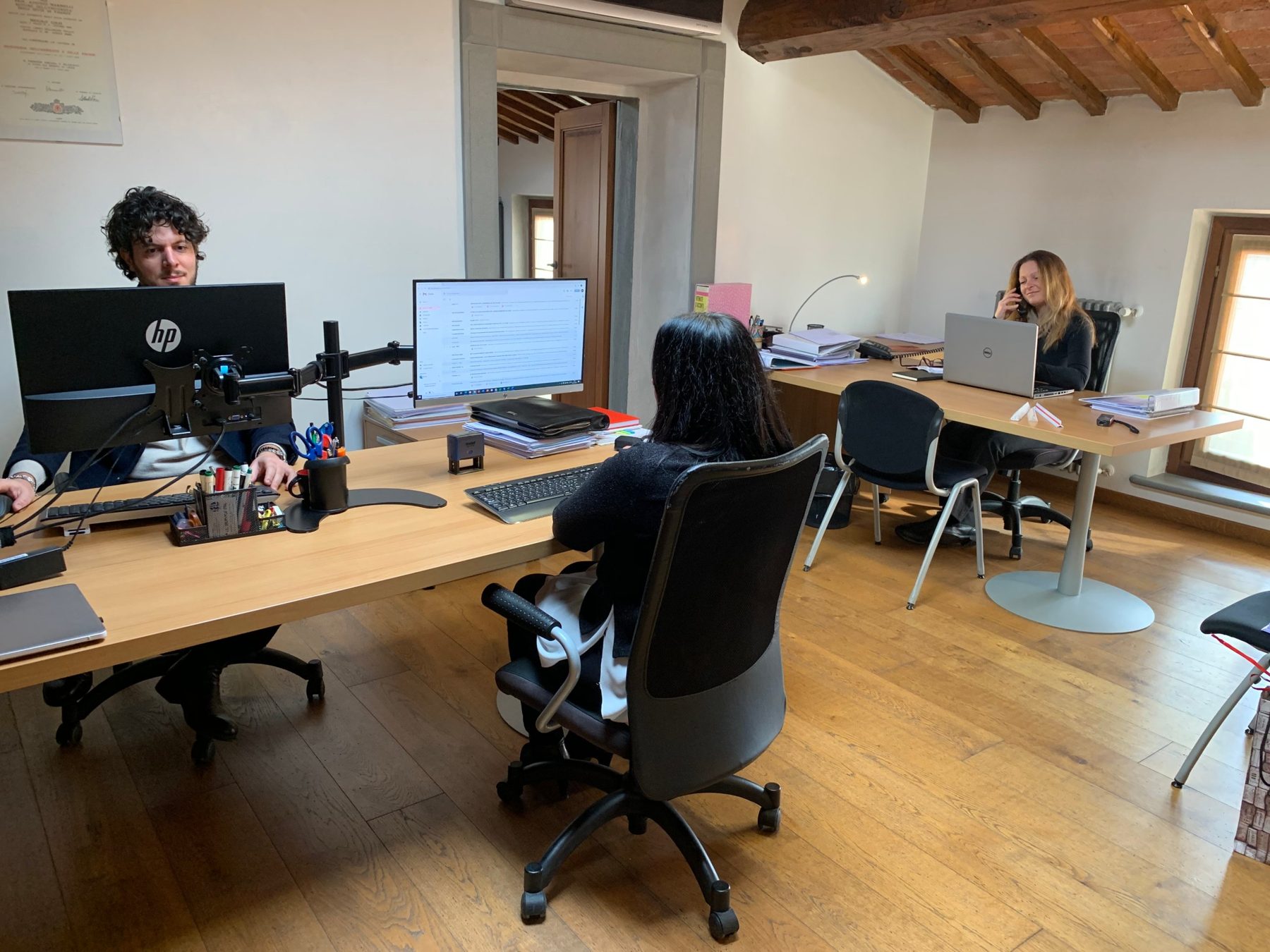 Vista d’insieme dello studio Sis-tech durante una giornata di lavoro